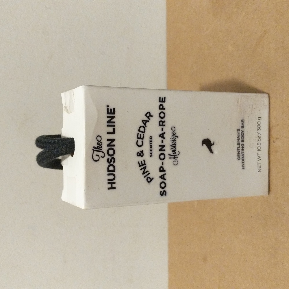 THE HUDSON LINE PINE & CEDAR SOAP ON A ROPE 10.5 oz. NEW